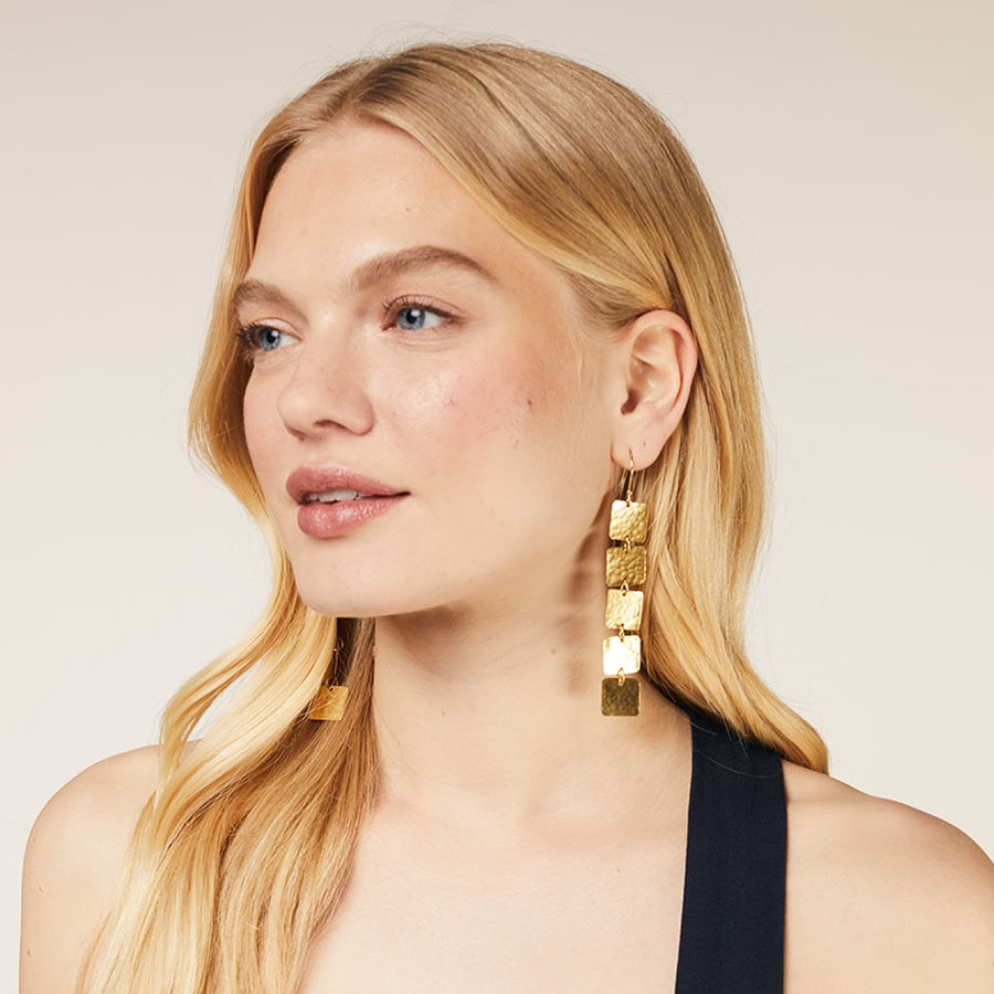 We help you choose the earrings that best suit you